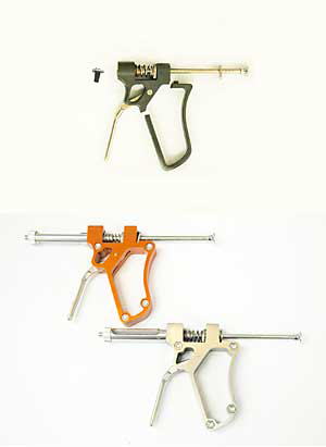 壊れたピストル型注射器と改造注射器 壊れたピストル型注射器と改造注射器