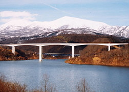 月山ダムに架かる月山橋