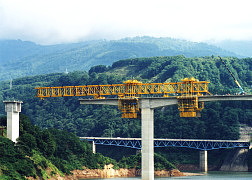 74ｍの橋脚上を景観移動中のP&Z装置