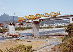 P&Z装置を用いて張り出し施工中の利根川橋