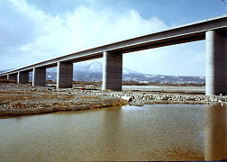 完成した利根川橋